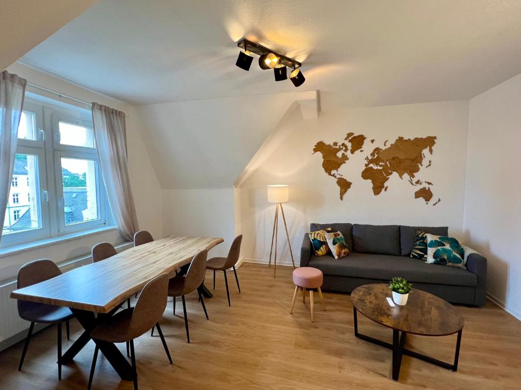 a living room with a table and a couch at Stilvolles Apartment im Zentrum in Zittau