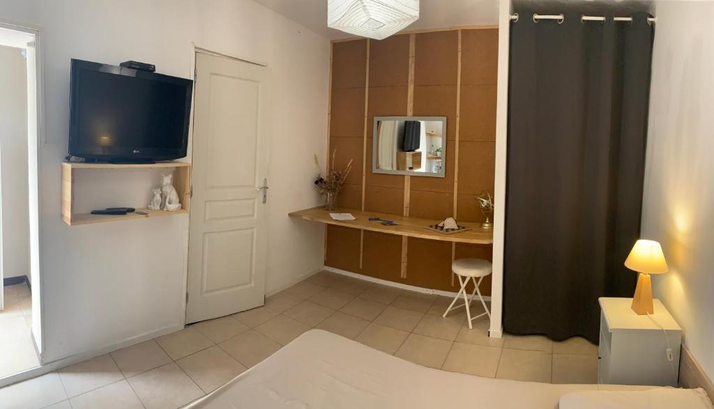 Mały pokój z biurkiem i telewizorem w obiekcie U Sognu w mieście Muro