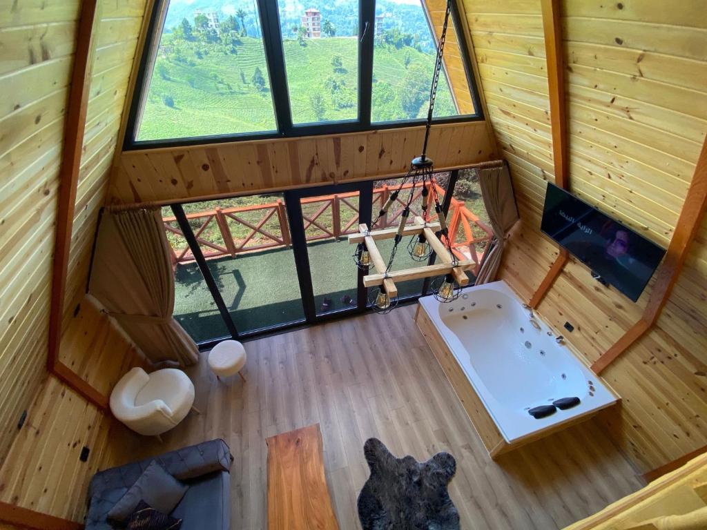 eine Aussicht auf ein Bad in einem Baumhaus in der Unterkunft Green Luxury Bungalovs in Pazar