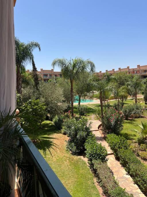 einen Balkon mit Gartenblick in der Unterkunft Résidence avec piscine in Marrakesch