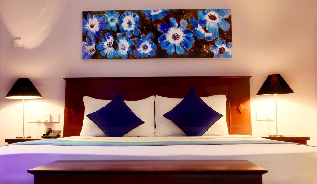 Postel nebo postele na pokoji v ubytování Opulent River Face Hotel