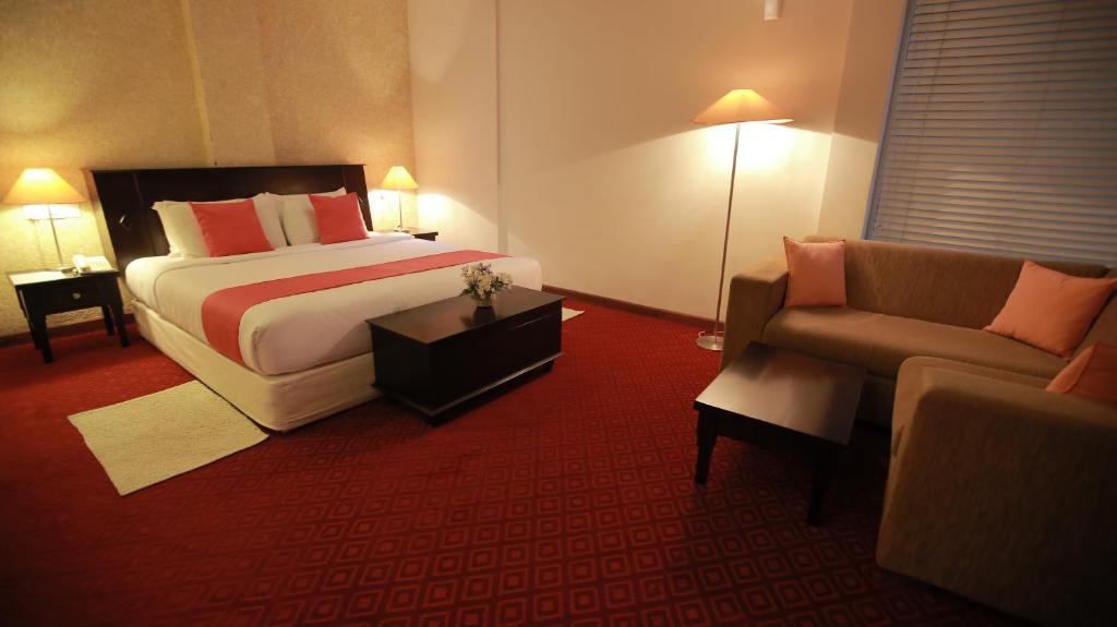 Postel nebo postele na pokoji v ubytování Opulent River Face Hotel