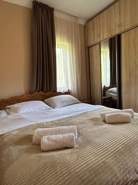 Postel nebo postele na pokoji v ubytování MTASHI - მთაში