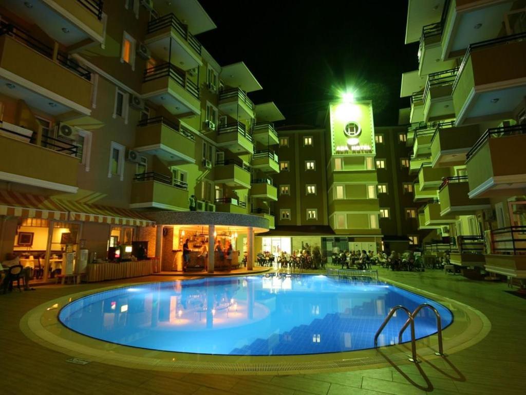 阿拉尼亞的住宿－Kleopatra Ada Hotel，一座大楼前的大型游泳池