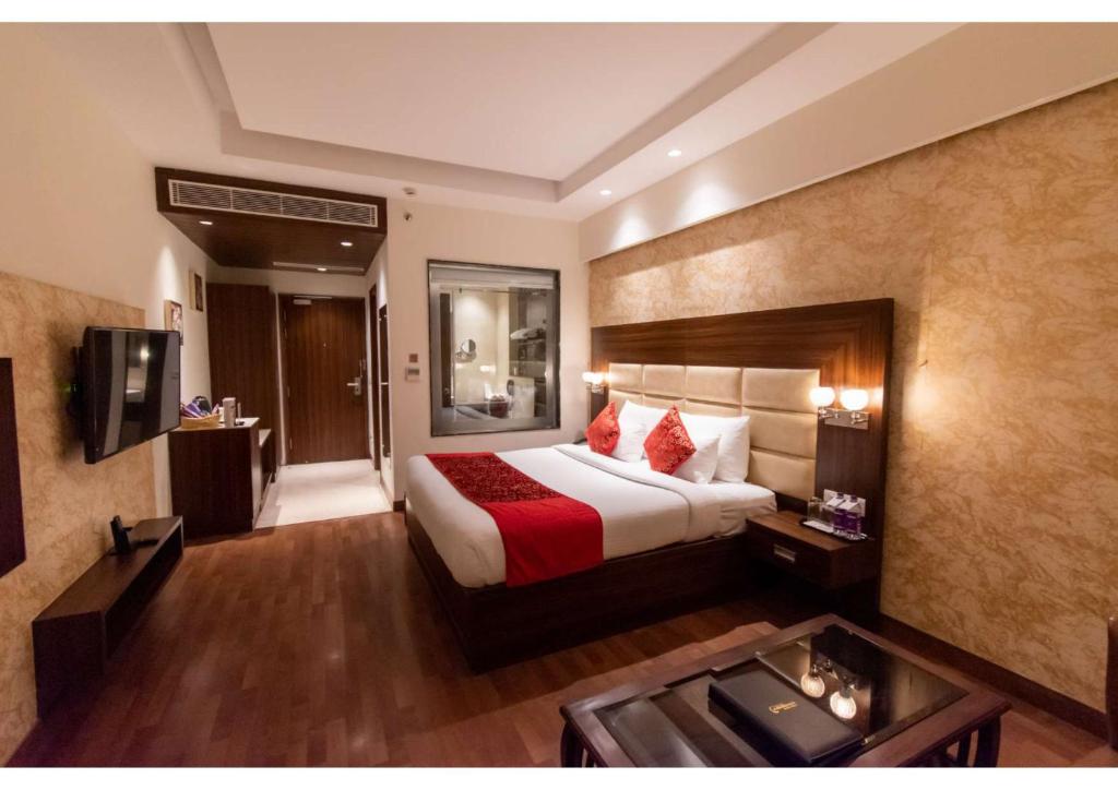 The Grand Ambassador - Superior King Room
