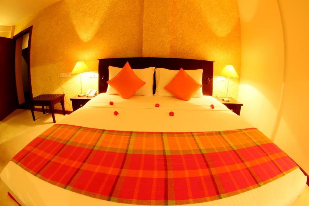 Postel nebo postele na pokoji v ubytování Opulent River Face Hotel