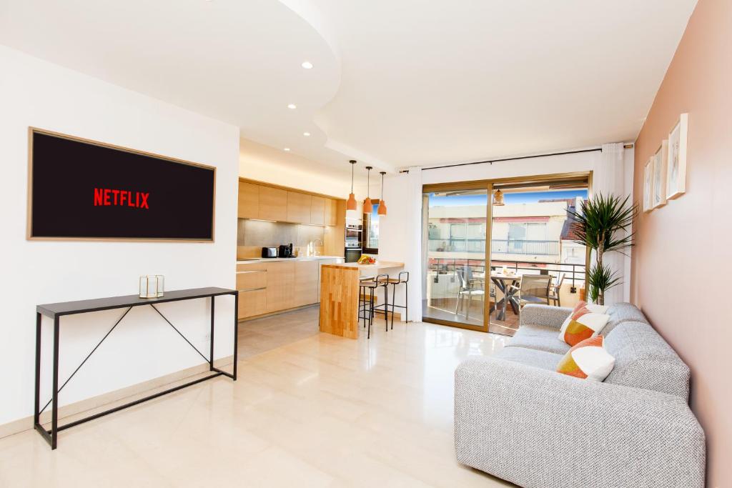 Hotel Citybeach SOHA- Rue d'Antibes - 2 BdR 2 BthR 1 toil - Clim Terrace Parking Elevator, a living room with a couch and a kitchen at Citybeach SOHA- Rue d'Antibes - 2 BdR 2 BthR 1 toil - Clim Terrace Parking Elevator in Cannes