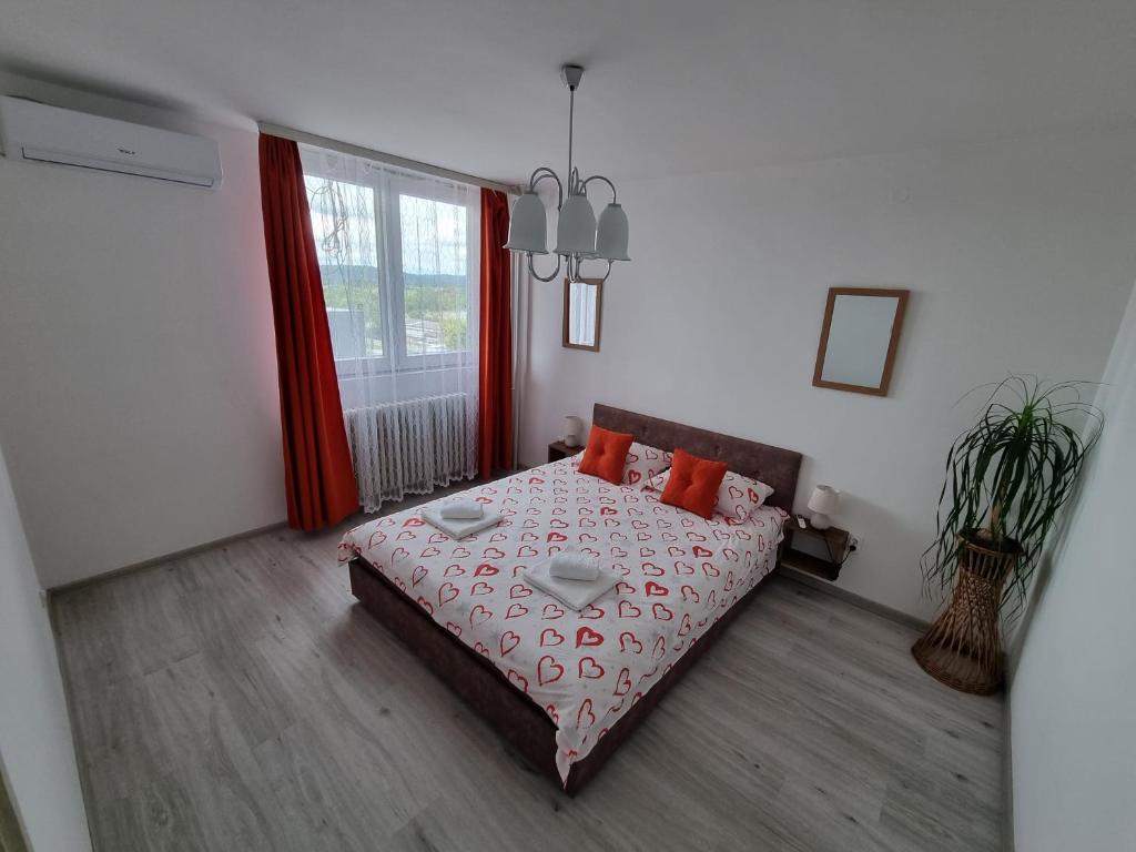 1 dormitorio con cama y ventana en CENTRAL, en Kruševac