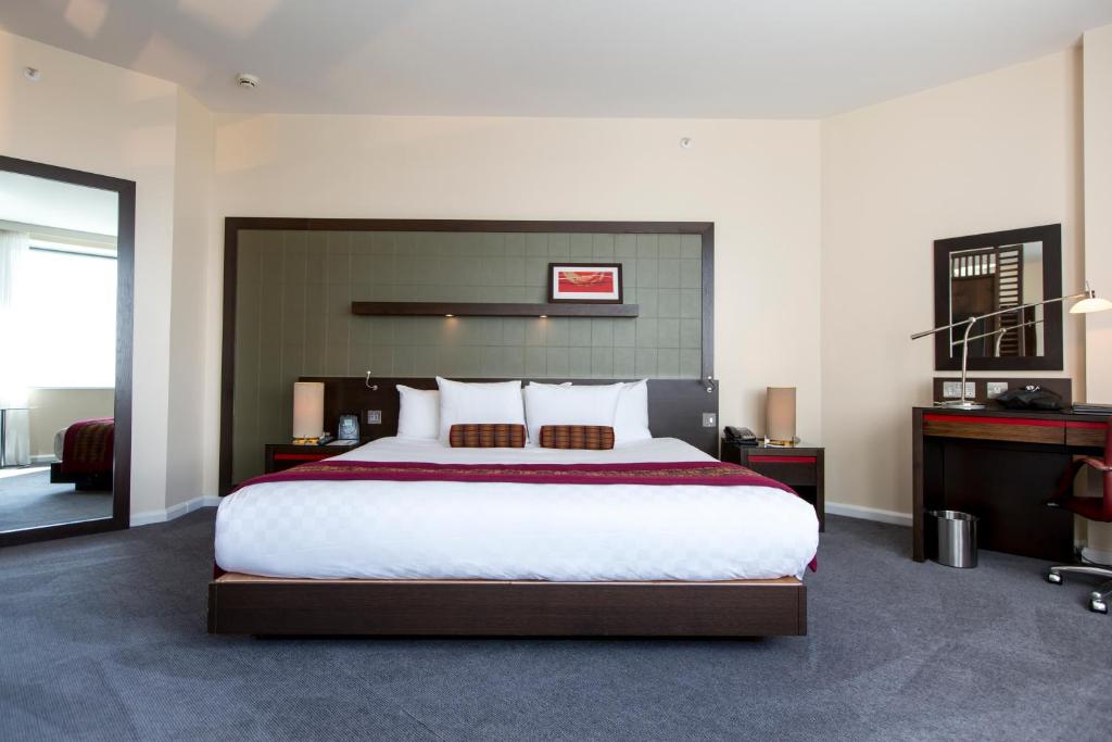Hilton London Canary Wharf - Premier King Family Room With Sofa Bed