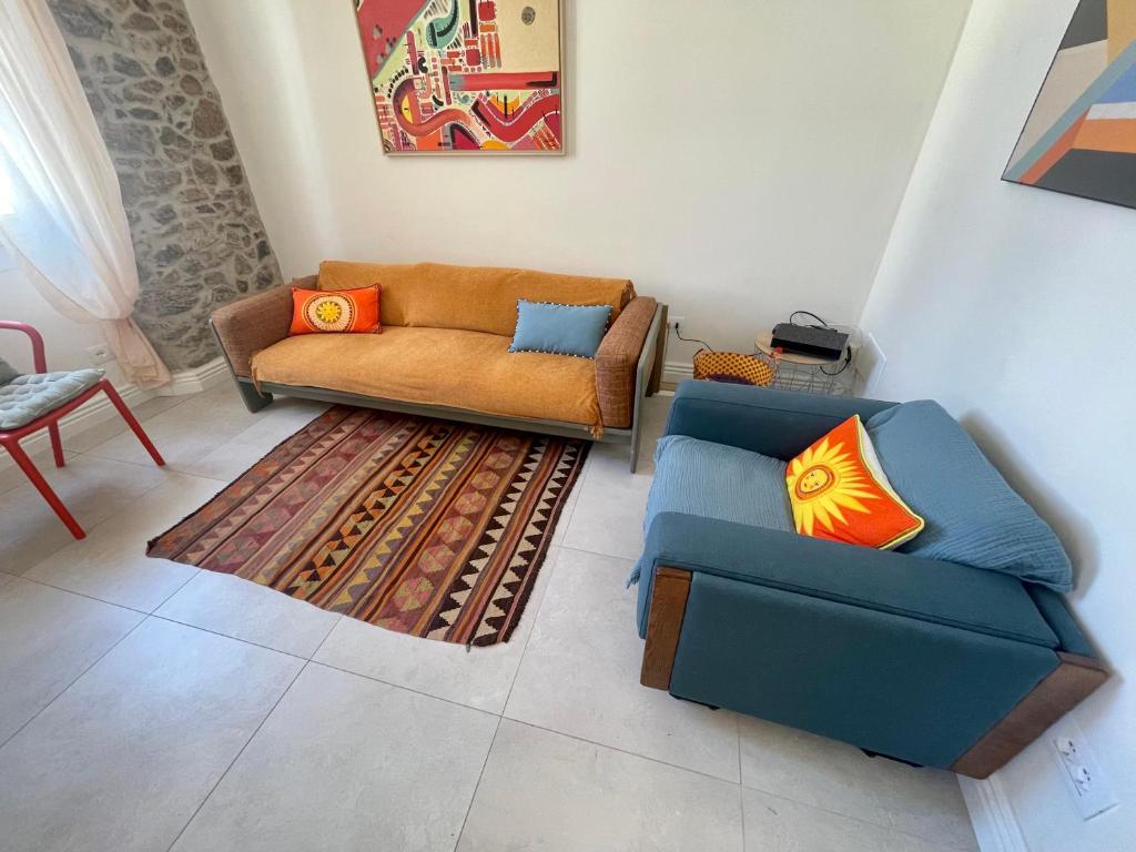 ein Wohnzimmer mit 2 Sofas und einem Teppich in der Unterkunft Sunset by Connexion in Cannes