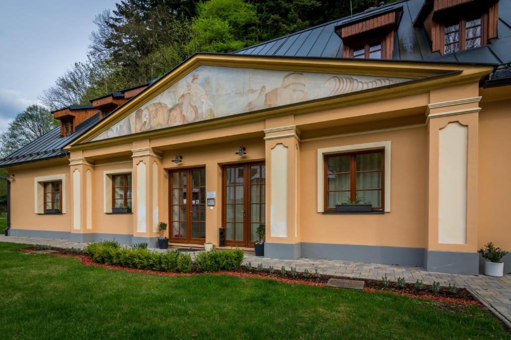une maison avec un tableau sur son côté dans l'établissement Apartmány Weissov Dom, à Banská Štiavnica