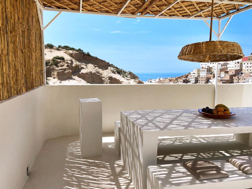 um quarto com uma mesa e vista para o oceano em Entire house with private rooftop em Al Hoceïma