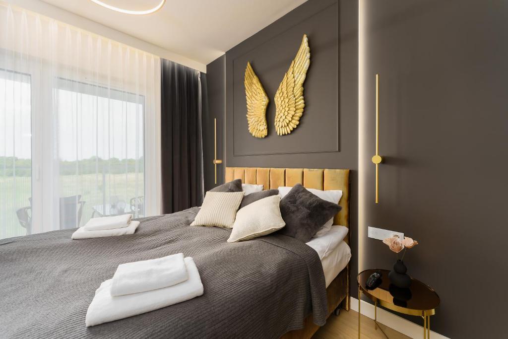 Ένα ή περισσότερα κρεβάτια σε δωμάτιο στο Apartament z basenem Polanki Aqua D306