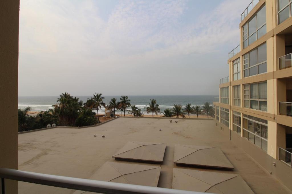 - une vue sur la plage depuis le balcon d'un bâtiment dans l'établissement Rondevoux 14, à Margate