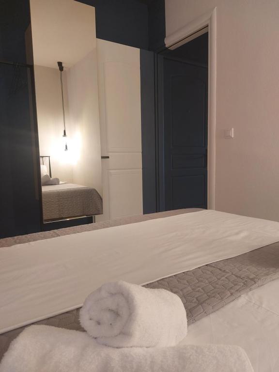 ein Schlafzimmer mit einem Bett mit einem weißen Handtuch darauf in der Unterkunft TyGRa in Alexandroupoli