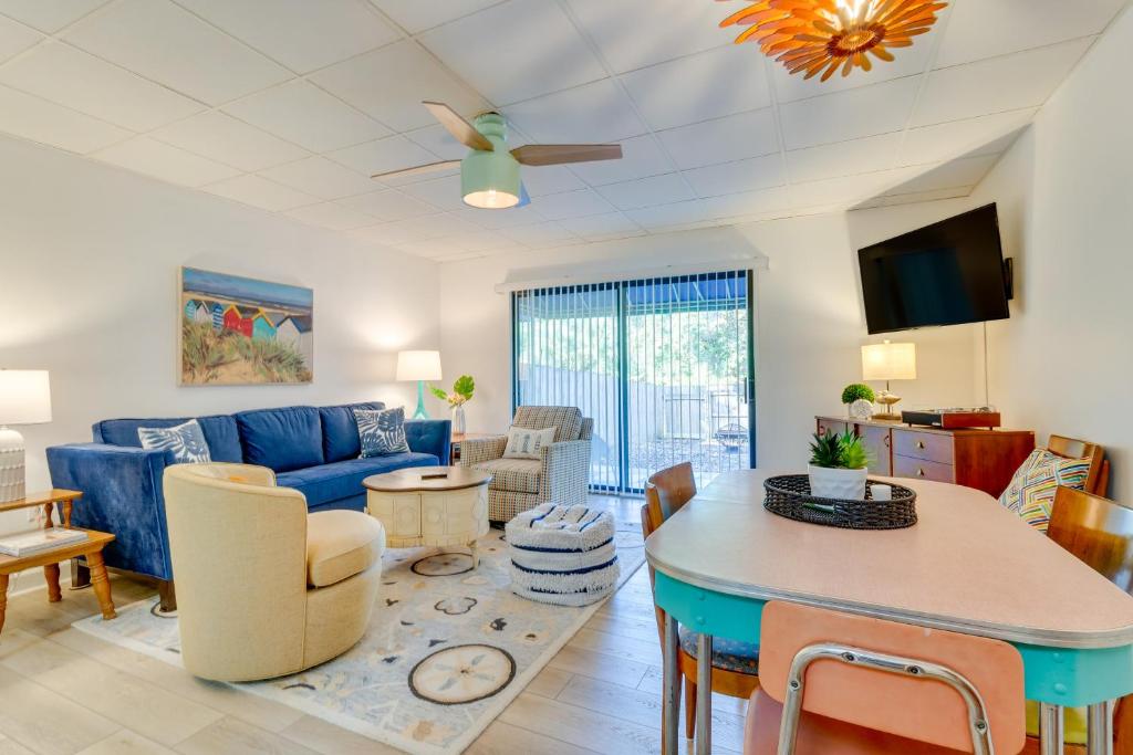 sala de estar con sofá azul y mesa en Gulf Breeze Escape with Patio and Community Pool!, en Gulf Breeze
