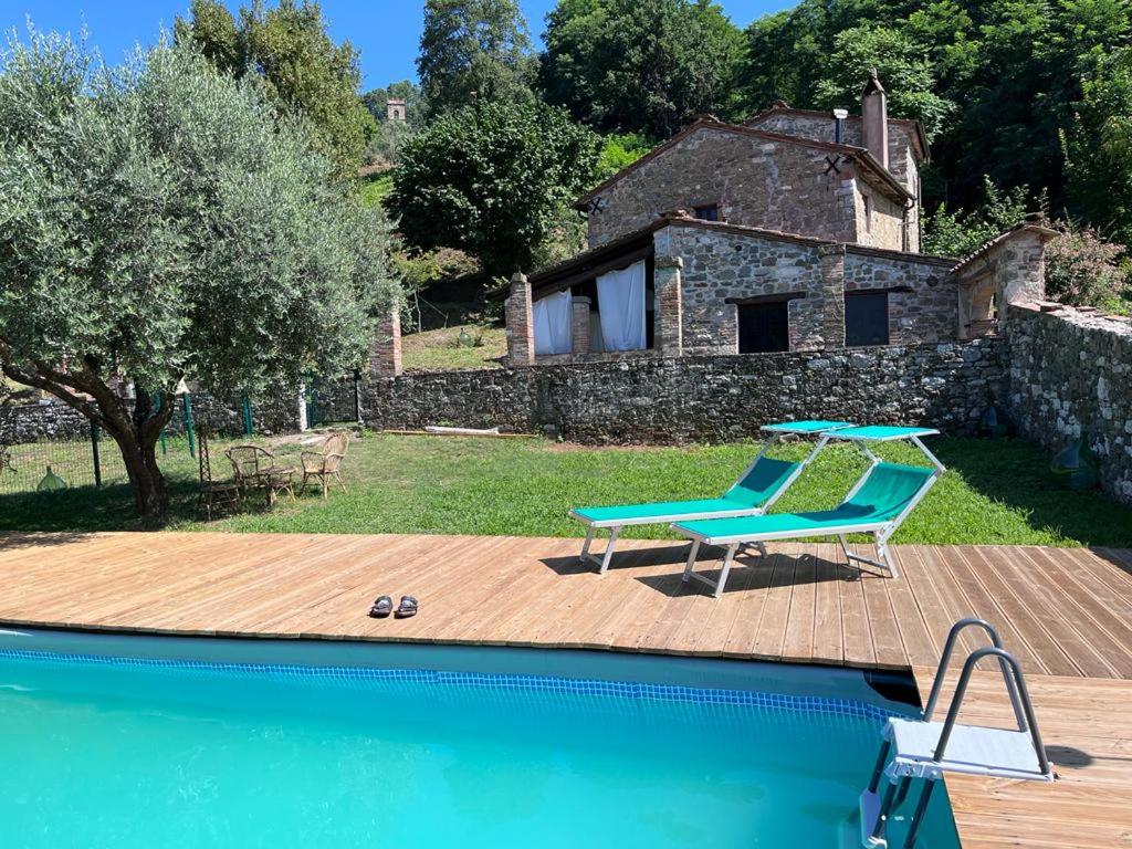Swimmingpoolen hos eller tæt på Podere il Giardino - Casale Rustico degli Ulivi con piscina e parco - Lucca