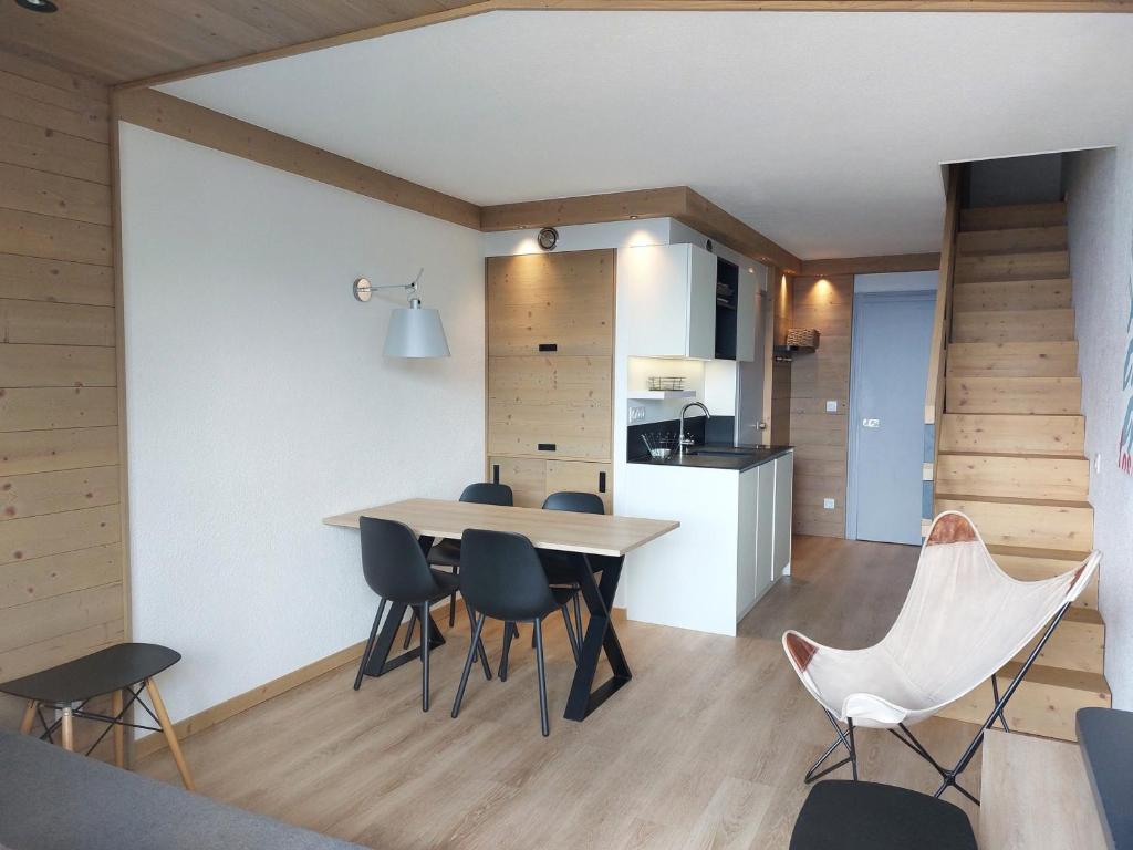 une cuisine et une salle à manger avec une table et des chaises dans l'établissement Duplex 3 pièces 6 pers au pied des pistes, proche ESF et garderie, Villards Arc 1800 - FR-1-411-650, à Arc 1800