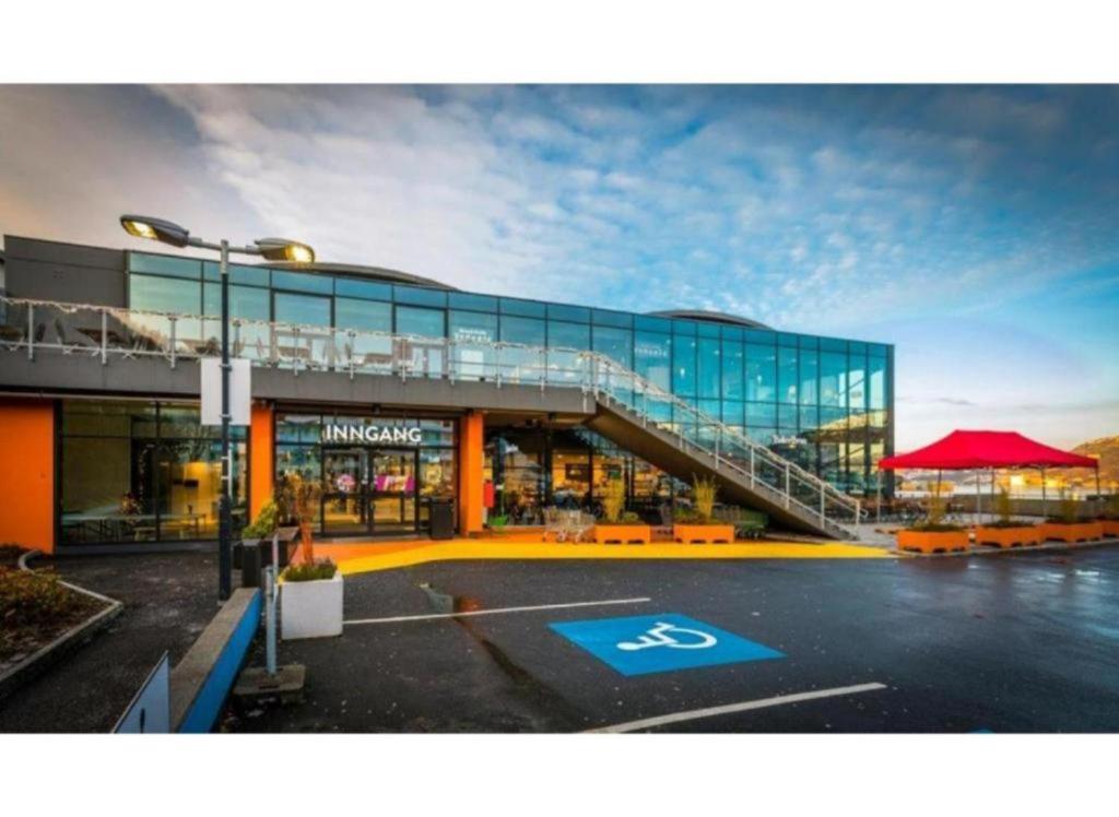 Spectacular One Bedroom Apartment at Bergen, Bergen Bijgewerkte