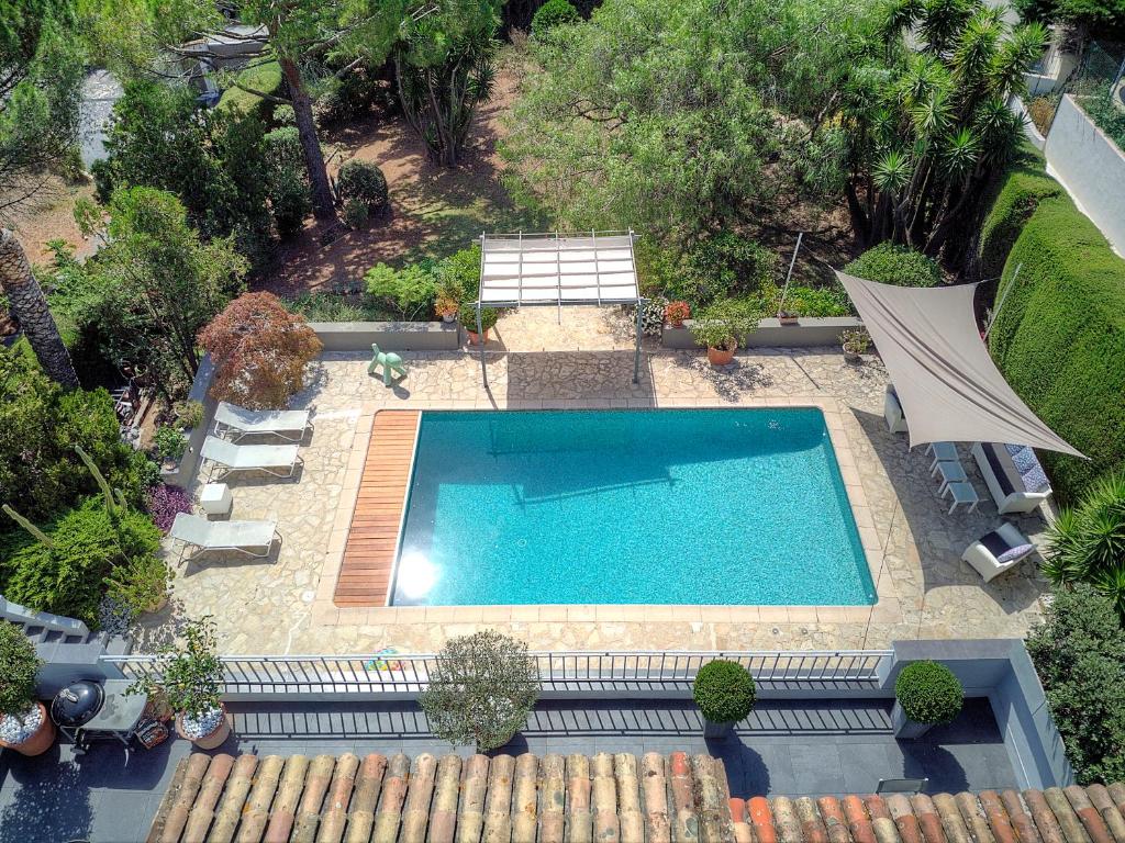 Вид на басейн у Private villa swimming pool hills Cannes або поблизу