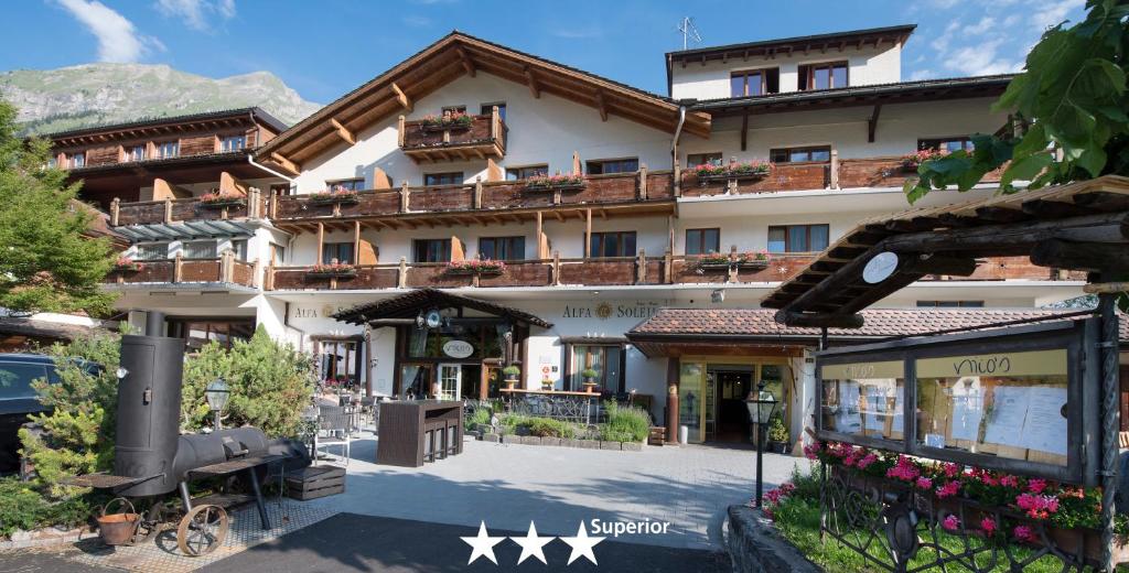 un hotel en las montañas con un edificio en Seilers Vintage Hotel & Spa en Kandersteg