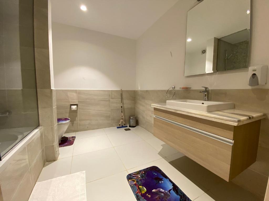 Koupelna v ubytování Marassi Marina Residences 3 BedRooms with Nanny Families only