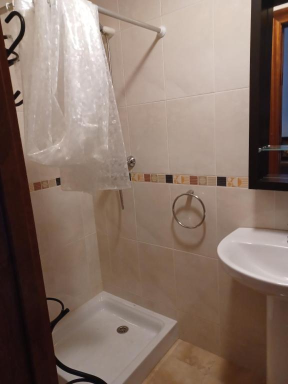 y baño con ducha y lavamanos. en Ático duplex, en Santoña