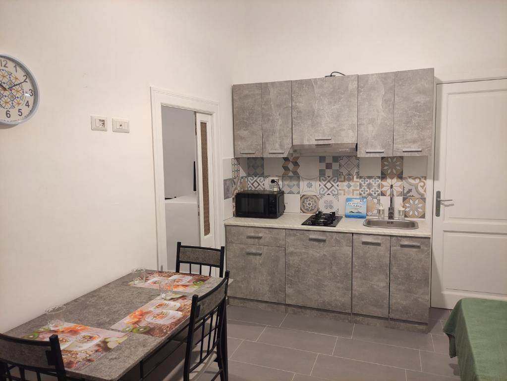Virtuvė arba virtuvėlė apgyvendinimo įstaigoje La Casetta di Elia