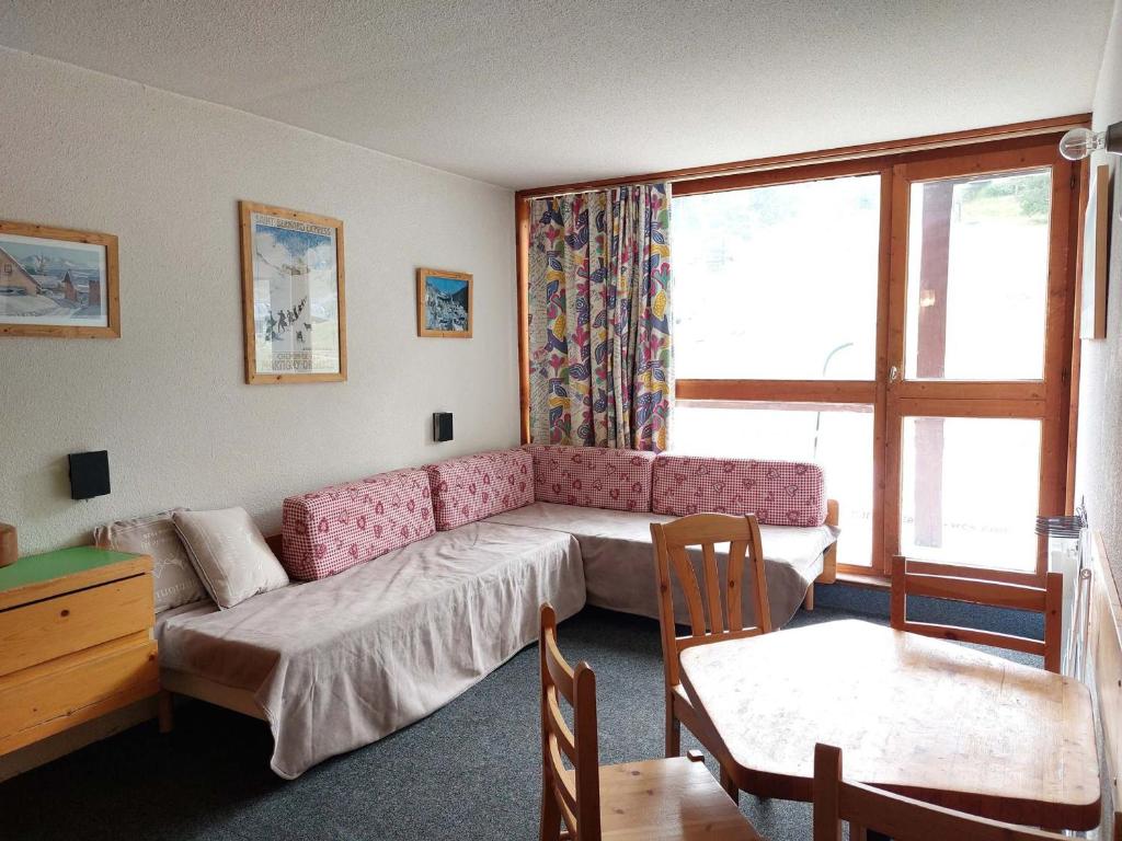 - un salon avec un canapé rose et une fenêtre dans l'établissement Appartement Les Arcs 1800, 2 pièces, 5 personnes - FR-1-411-694, à Bourg-Saint-Maurice
