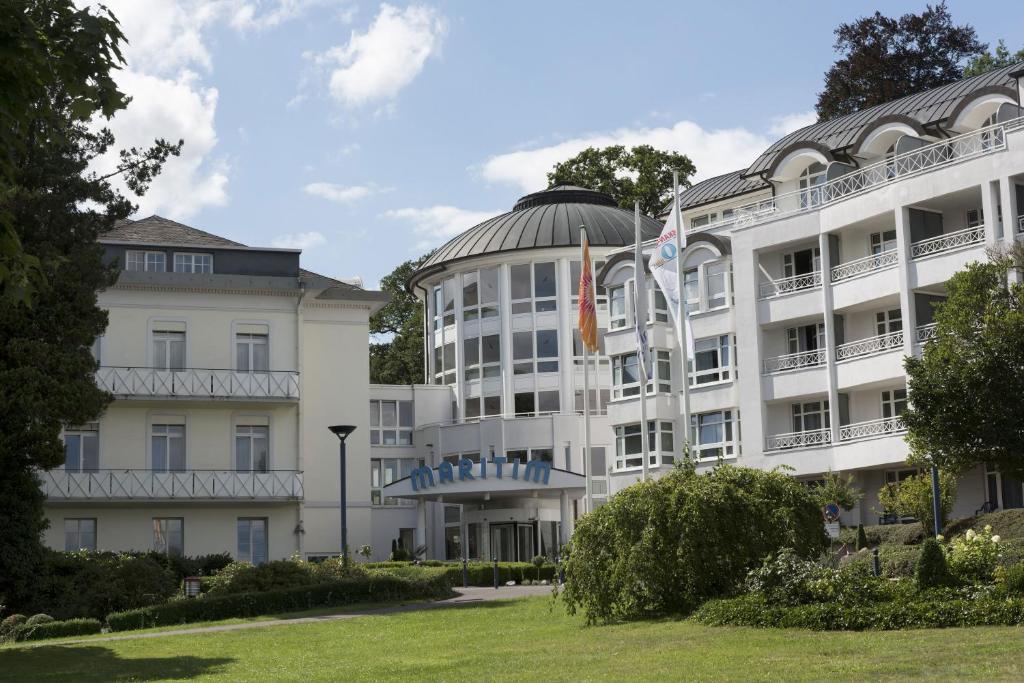 um grande edifício branco com uma cúpula em Maritim Hotel Bad Wildungen em Bad Wildungen