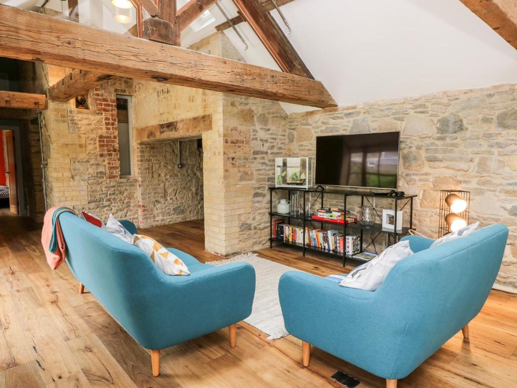 Posezení v ubytování Tower Barn Cottage
