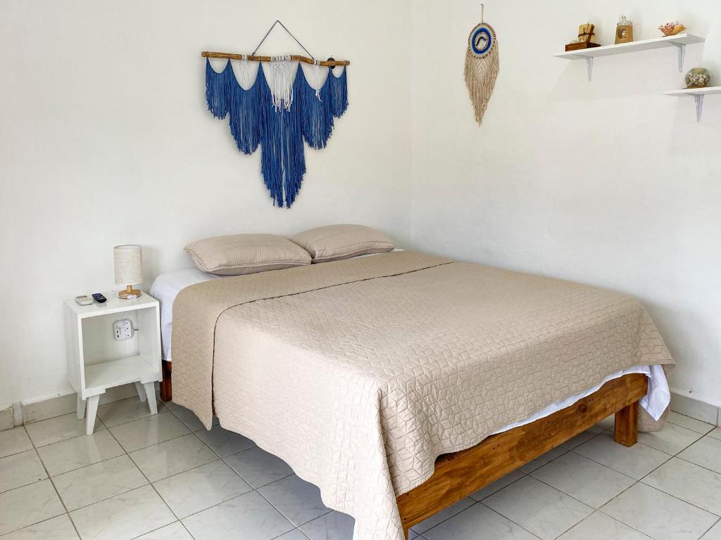 - une chambre dotée d'un lit et de carrelage bleu dans l'établissement Cómodo y bonito estudio en Cozumel, à Cozumel