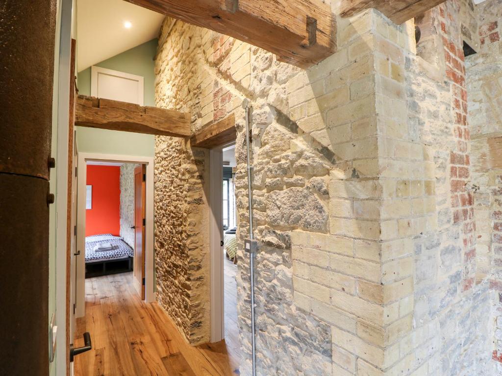 Postel nebo postele na pokoji v ubytování Tower Barn Cottage