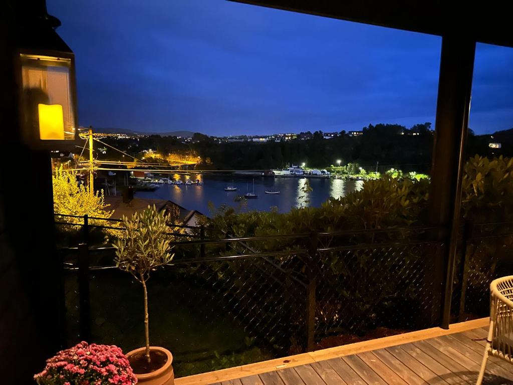 - un balcon offrant une vue sur la rivière la nuit dans l'établissement Apartments Bergen with sea view!, à Bergen