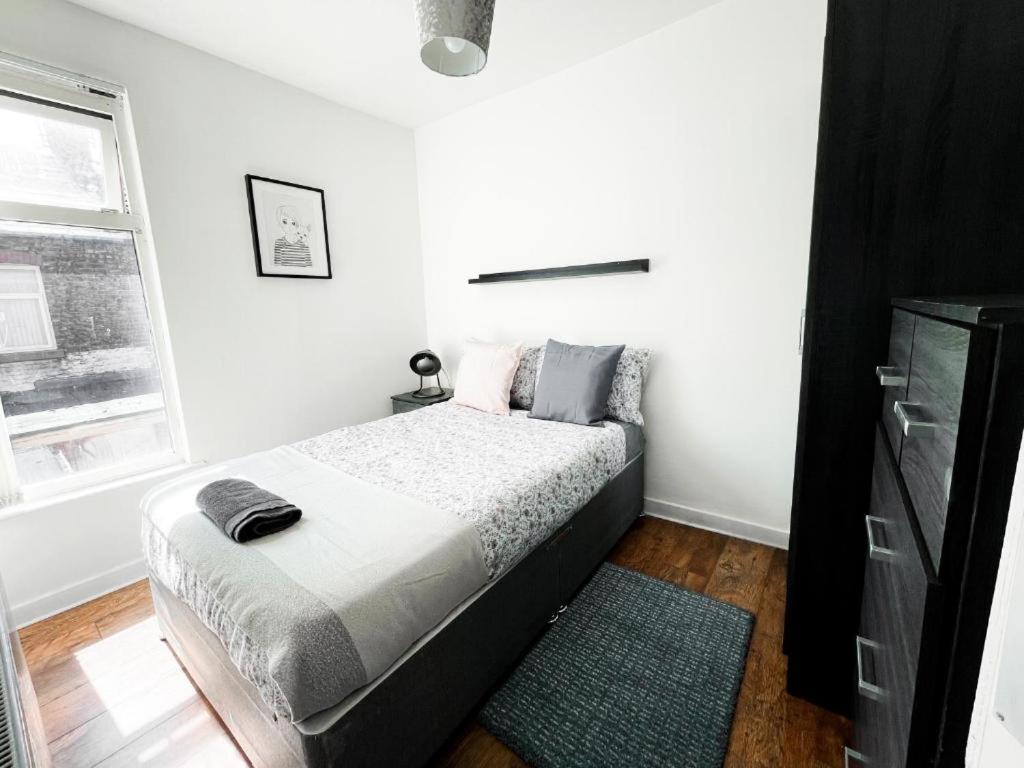 um quarto branco com uma cama e uma janela em Dally Private Bedroom Near to City Centre em Liverpool