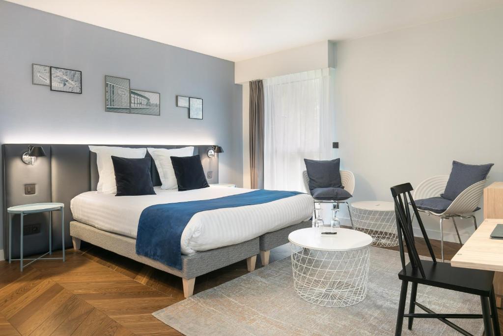 Llit o llits en una habitació de Hôtel Diana Restaurant & Spa by HappyCulture