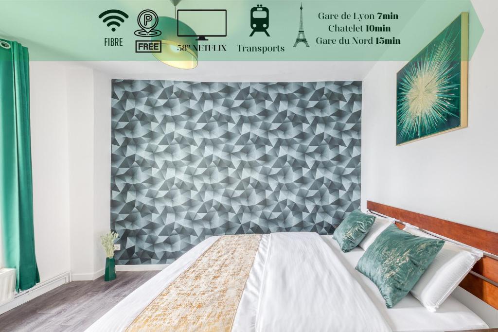 Dormitorio con cama y pared con aversión en Modern House 7min to Paris Professionals and Family, en Alfortville