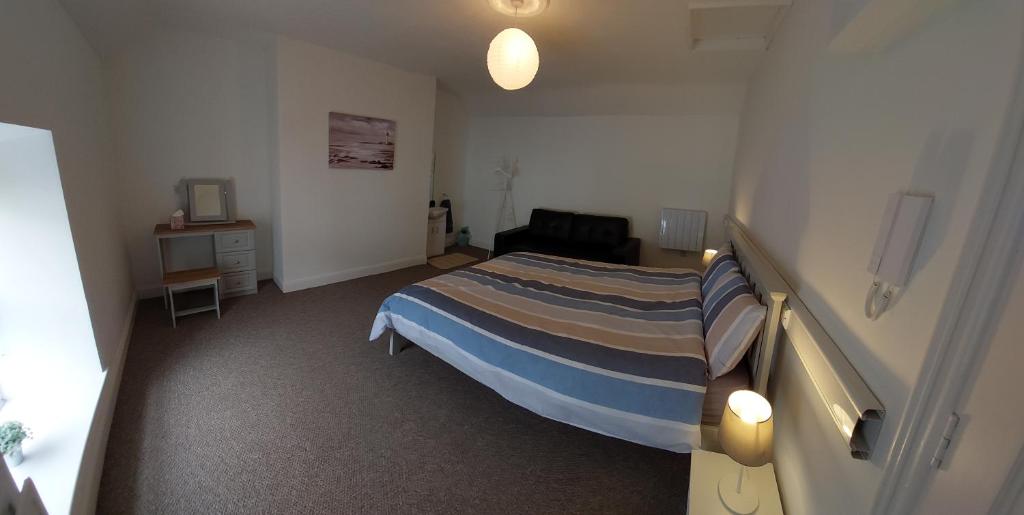 una camera d'albergo con un letto e una televisione di Keeles Townhouse a Birr