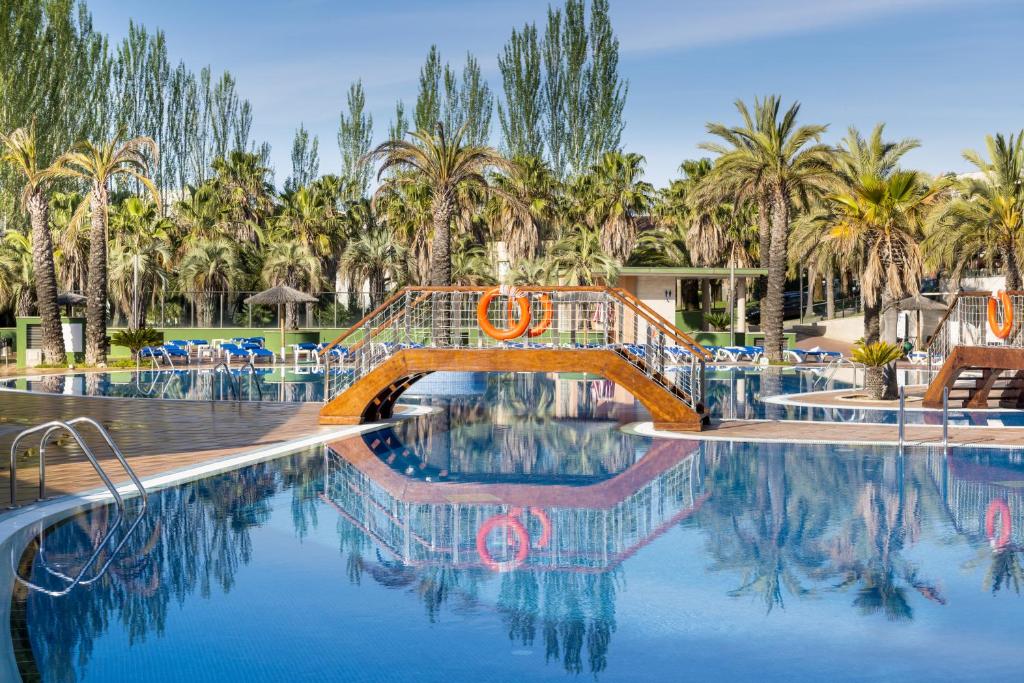 Bazén v ubytovaní Aparthotel Costa Encantada alebo v jeho blízkosti