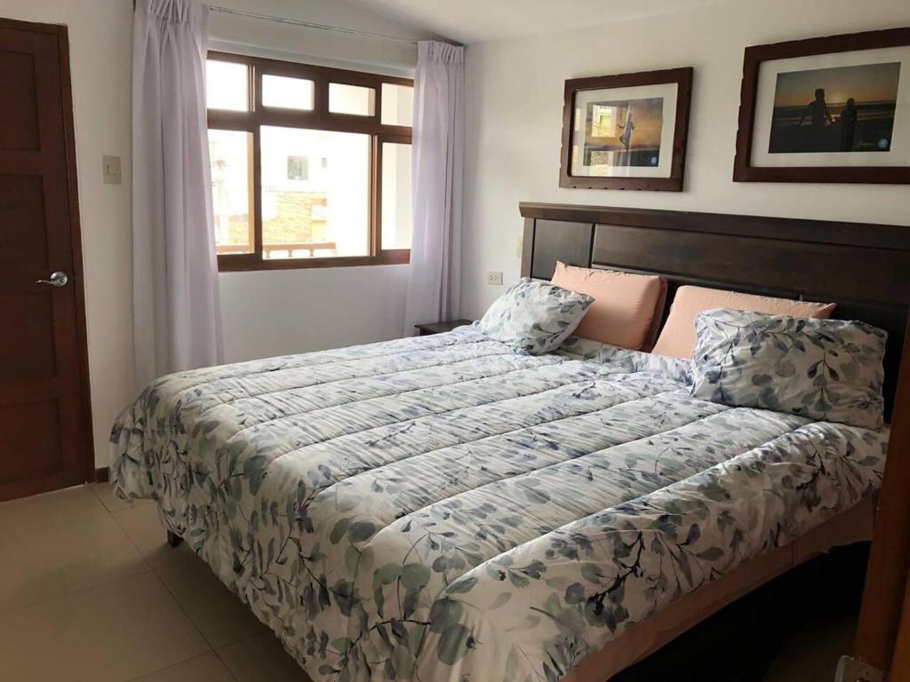 um quarto com uma cama grande e uma janela em Charming 1-Bed Studio in Huanchaco with balcony em Huanchaco