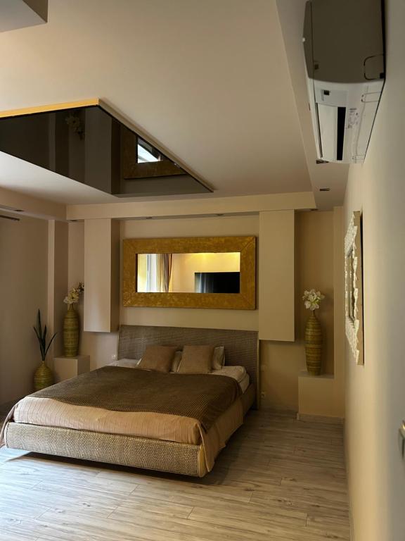 1 dormitorio con 1 cama grande y espejo en BeigeRoom, en Varsovia