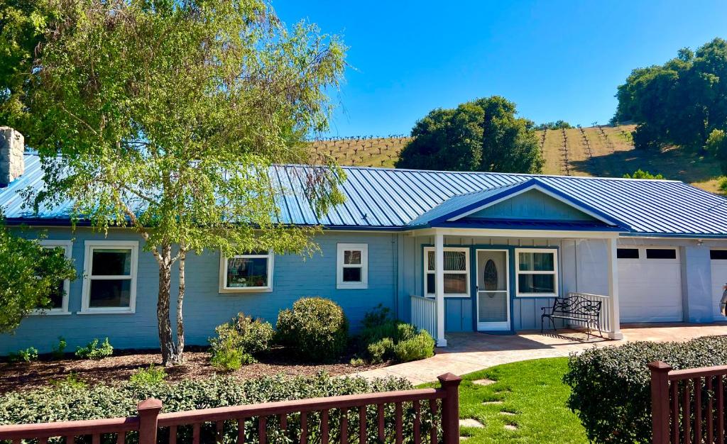 3 Bedroom Vineyard Home OR Airstream Trailer for rent!, Paso Robles