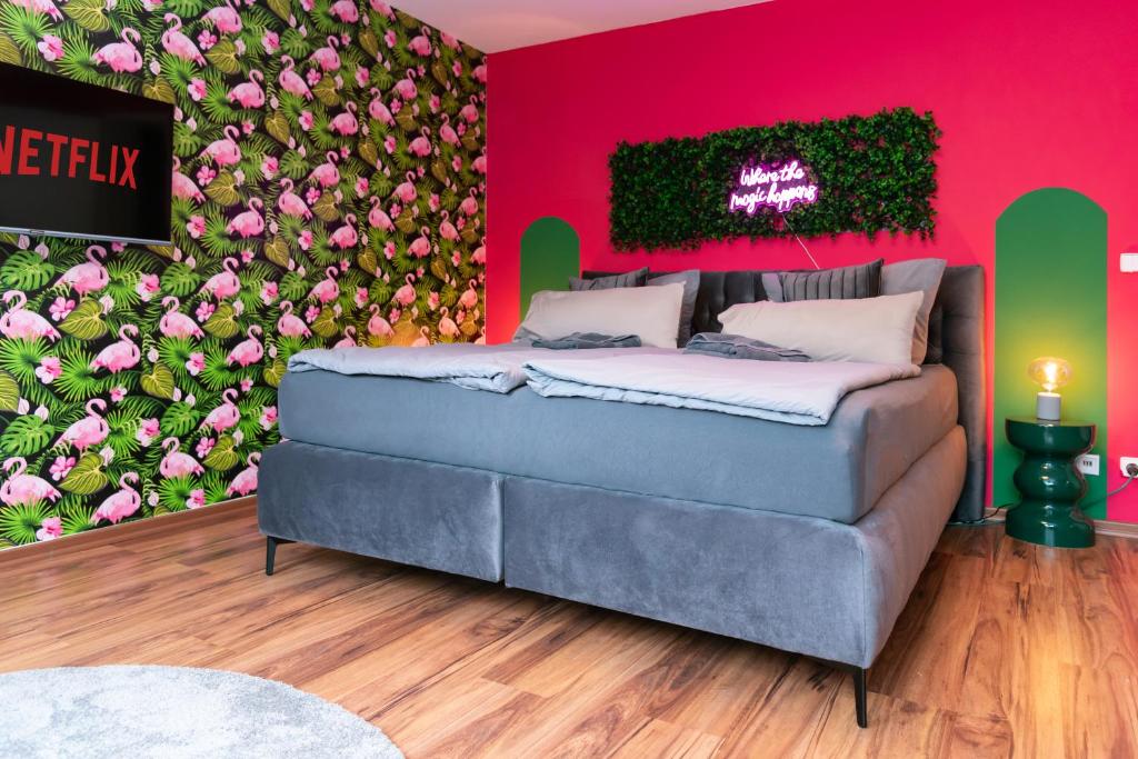 ein Schlafzimmer mit einem Bett und einer Wand mit Blumen in der Unterkunft • Pop Art Apartment • Balkon / Netflix / WIFI in Chemnitz