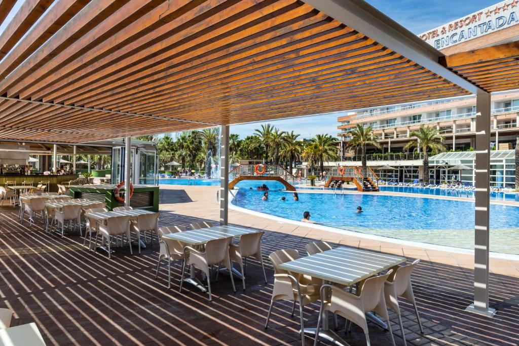 Bazén v ubytovaní Aparthotel Costa Encantada alebo v jeho blízkosti