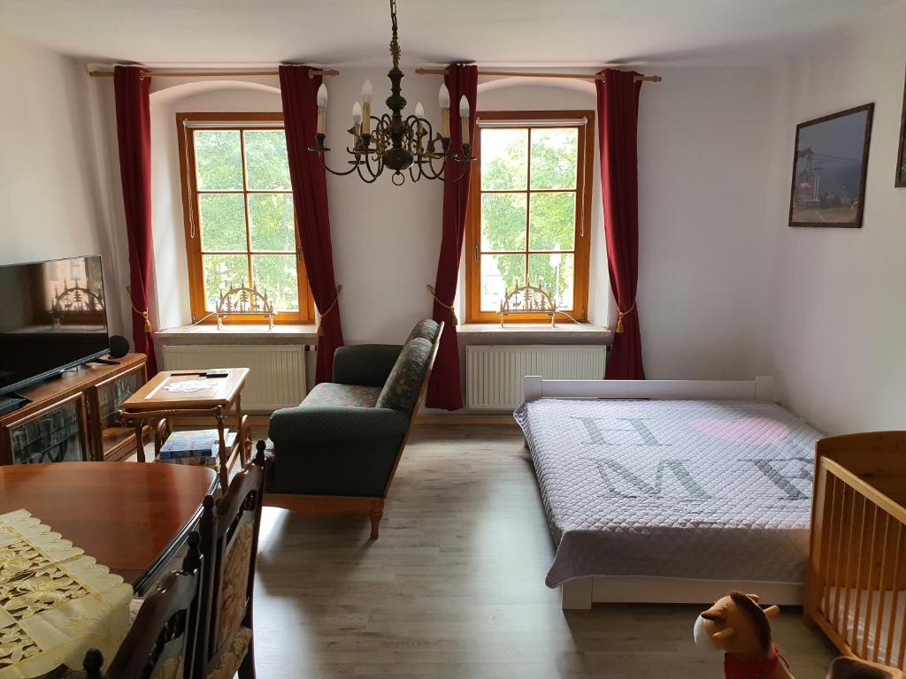sala de estar con cama y sofá en Kleiner Saal, en Kurort Oberwiesenthal