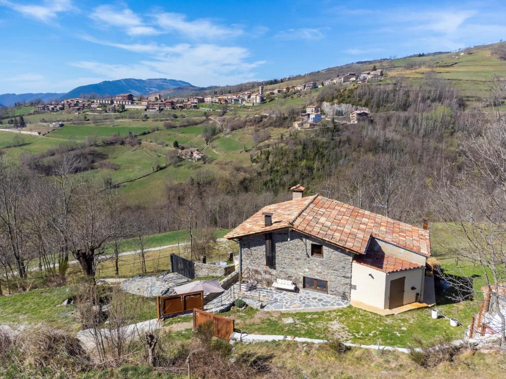 une ancienne maison en pierre située sur une colline à la campagne dans l'établissement El Roure, à Molló