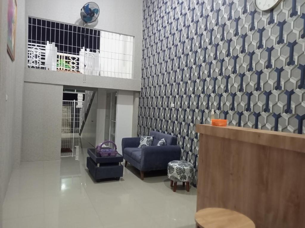 Penginapan Lamban Queens Kamar Double Bed Lantai Bawah - Double Room With Private Bathroom