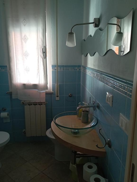 une salle de bain avec un lavabo et des toilettes dans l'établissement Casa Emily, à Marinella di Sarzana