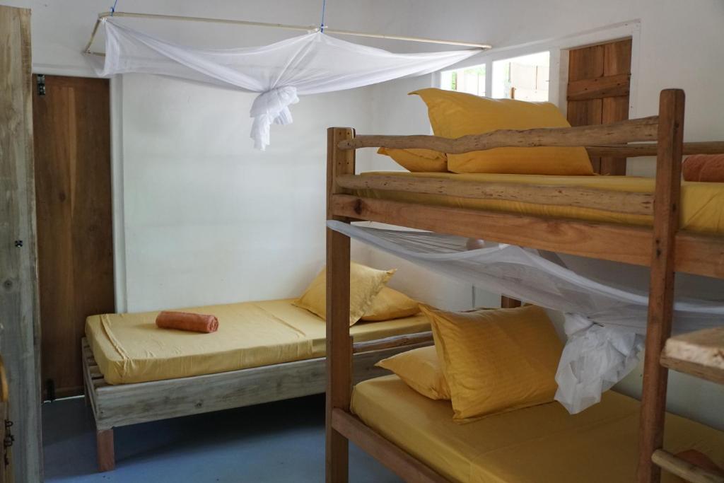 Palanda nebo palandy na pokoji v ubytování Hilltop Cabanas
