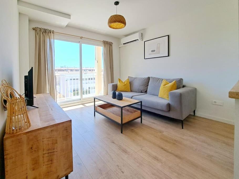 a living room with a couch and a table at Charming flat close to the beach in Canet de Berenguer